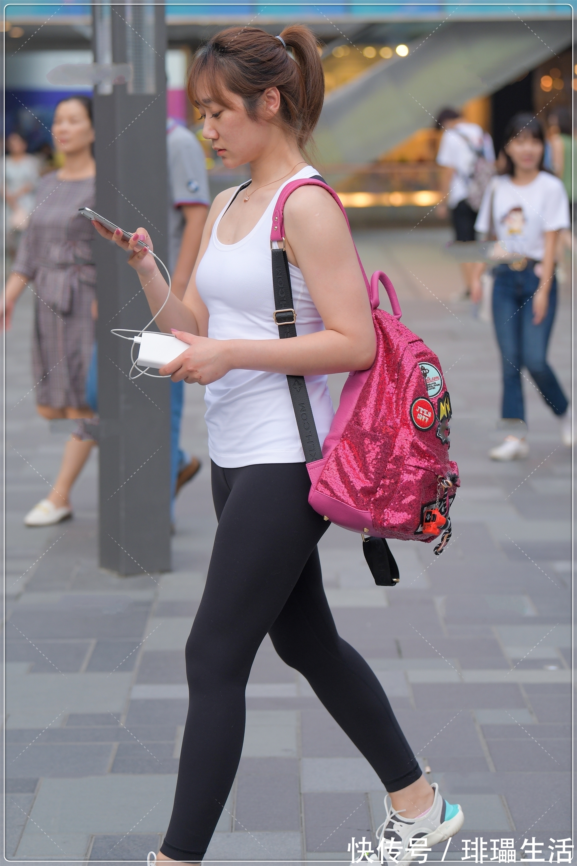 小姐姐 白色无袖短袖,活力十足,清新感扑面而来