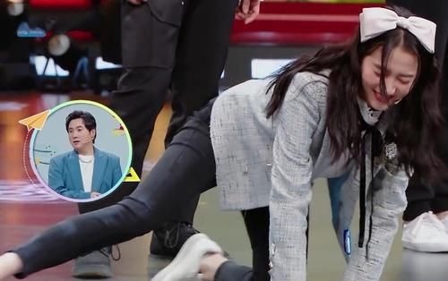 男嘉賓|關曉彤穿緊腿褲趴地上玩游戲，誰注意身后男嘉賓的表情？眼都看直了