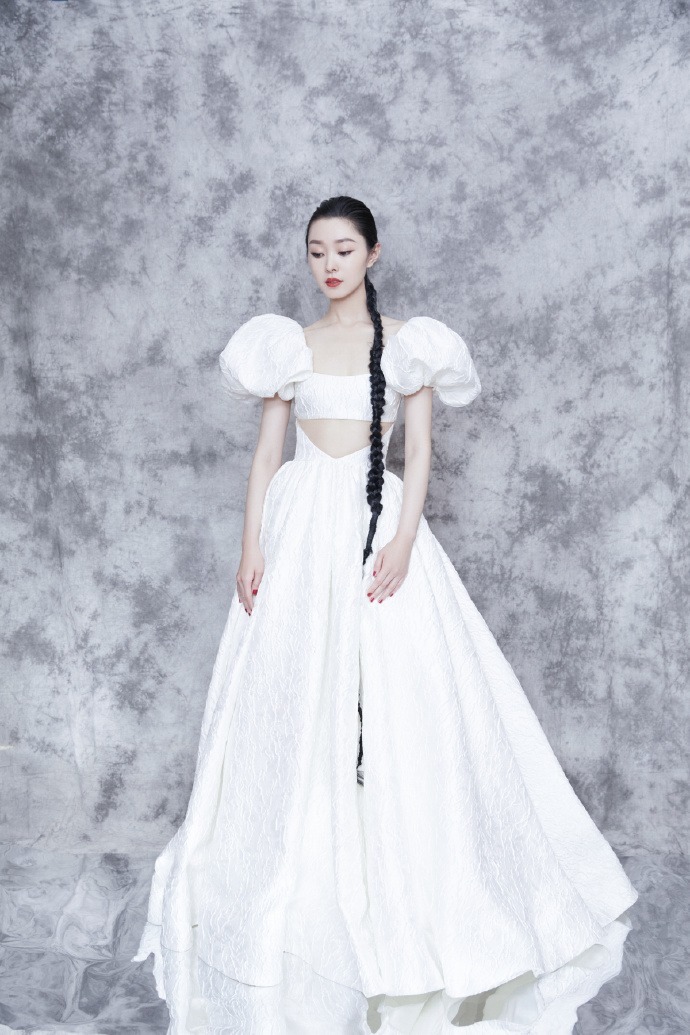 青春感|宋轶真有神仙姐姐的气质,穿方领吊带连衣裙青春感满满,温柔优雅