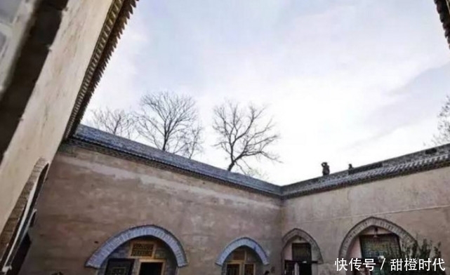  到底|平地冒炊烟看似无人地窨子房到底是什么