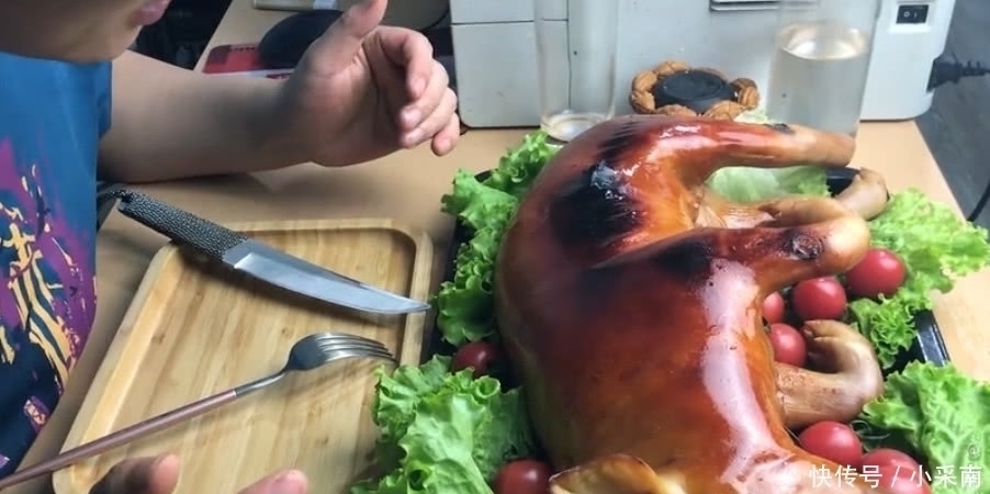 餐厅里面|男子去餐厅买一只“烤乳猪”,20斤花500元,切开后分明是在逗我