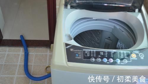 塑料瓶|洗衣机排水管上插个塑料瓶，真是厉害了，解决了很多家庭的困扰