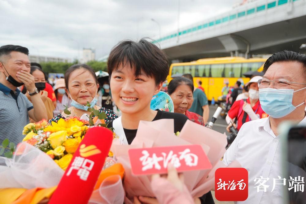 直击高考第三天：部分学生已经考完全部科目 考生家长拥抱欢庆|原创组图 | 侨中