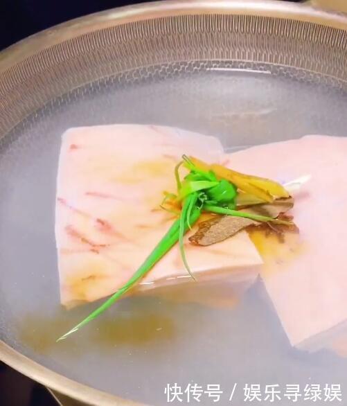 农村厨师告诉你梅菜扣肉的正宗做法，肥而不腻，比饭店的好吃10倍