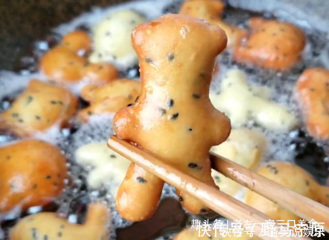 松软|宅在家里做美食，芝麻里打4个鸡蛋，不蒸不烙，松软美味比面包香