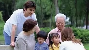 奶奶|奶奶和姥姥抢着带娃,为啥孩子更喜欢姥姥两个原因,家长要反思