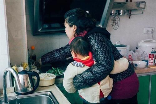 宝宝|宝宝独自看电视,妈妈在一旁呼呼大睡,被批评:这当妈的心真大