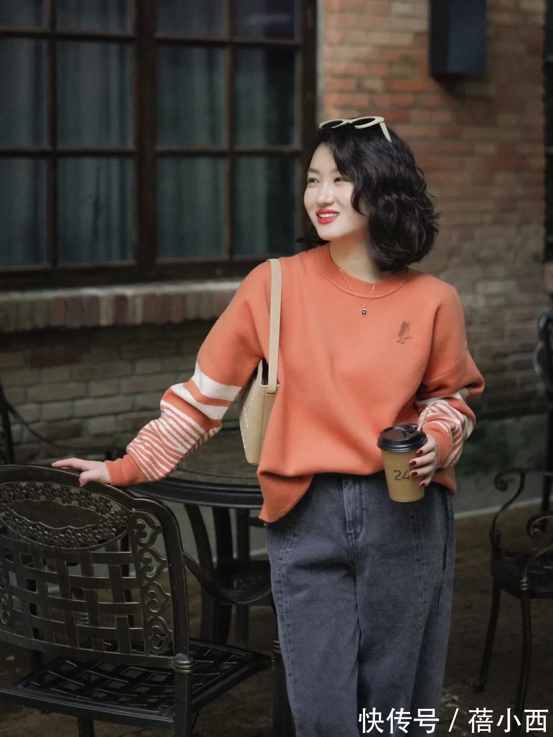 保暖|秋天怎样穿才保暖又时髦?搭配公式“毛衣+牛仔裤”,简约又高级