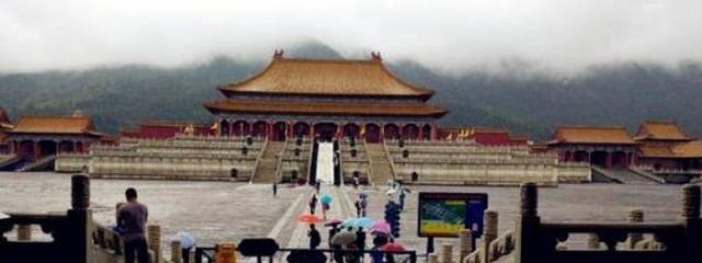 仿造|中国最“牛”景区，炸13座大山仿造故宫，如今门票是故宫4倍