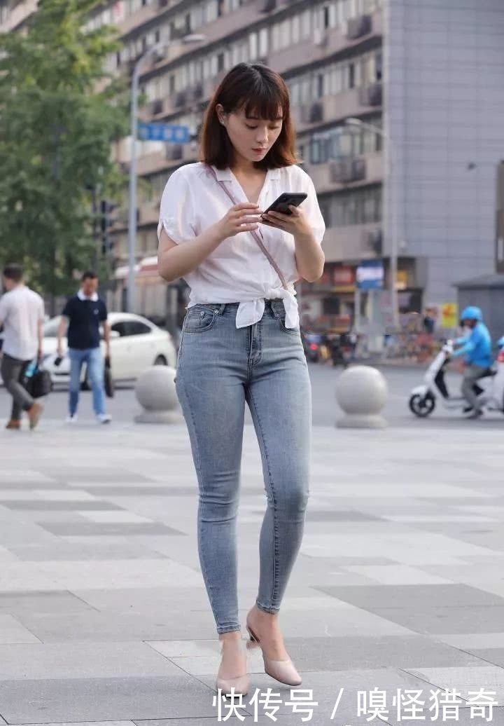 街拍美女:小姐姐紧身牛仔裤配白衬衫,增添一抹动人的靓丽