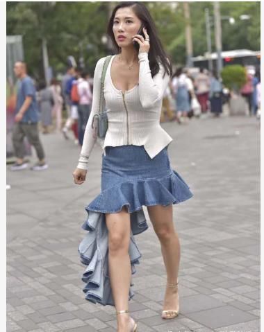 上衣|白色圆领上衣搭配牛仔鱼尾裙,款式独特,时尚又青春