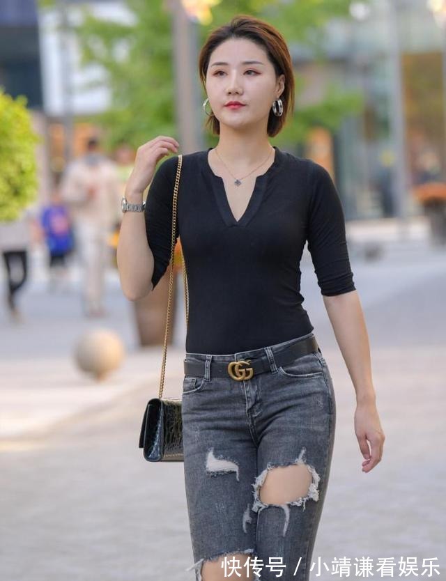 小胖子|浅色牛仔裤，搭配红色V领T恤，热情多了份成熟美！