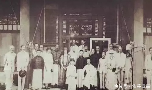 盛装|末代皇帝溥仪大婚老照片:婉容盛装的样子很美,花轿配不上场合