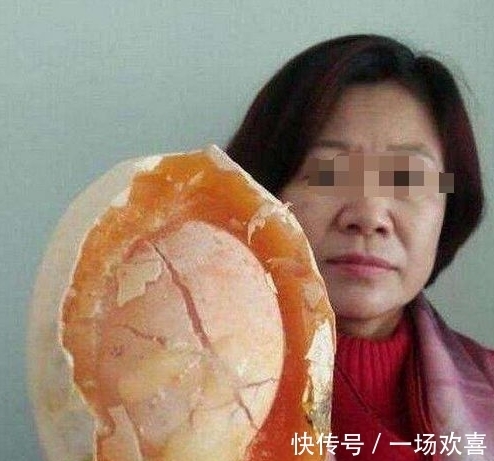 众人|男子喂鸡时发现“巨型”鸡蛋，众人连连称奇，打开蛋后哭笑不得
