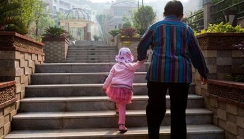 越来越多家庭是姥姥带娃，爷爷奶奶在享清福吗？原因现实又无奈