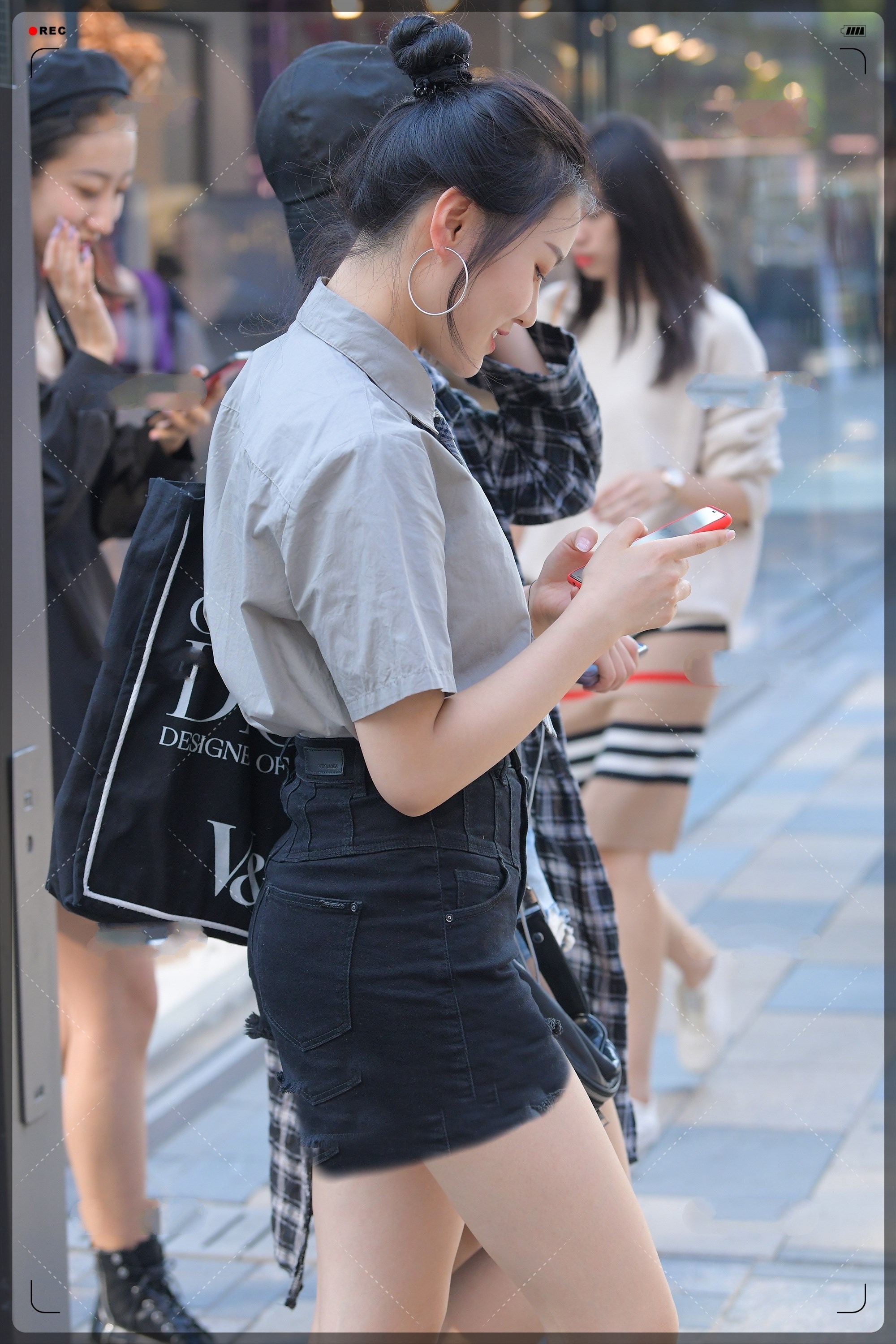 街拍美女小姐姐穿搭小仙女带领带,秒变俏皮可爱