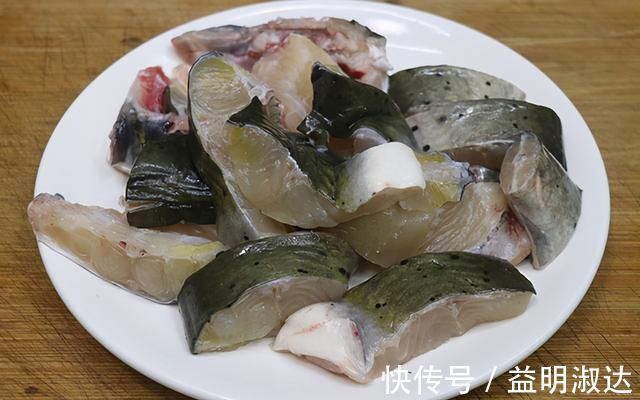 1条钳鱼，加1块豆腐，天冷了就这样吃，嫩滑鲜美，营养又暖和