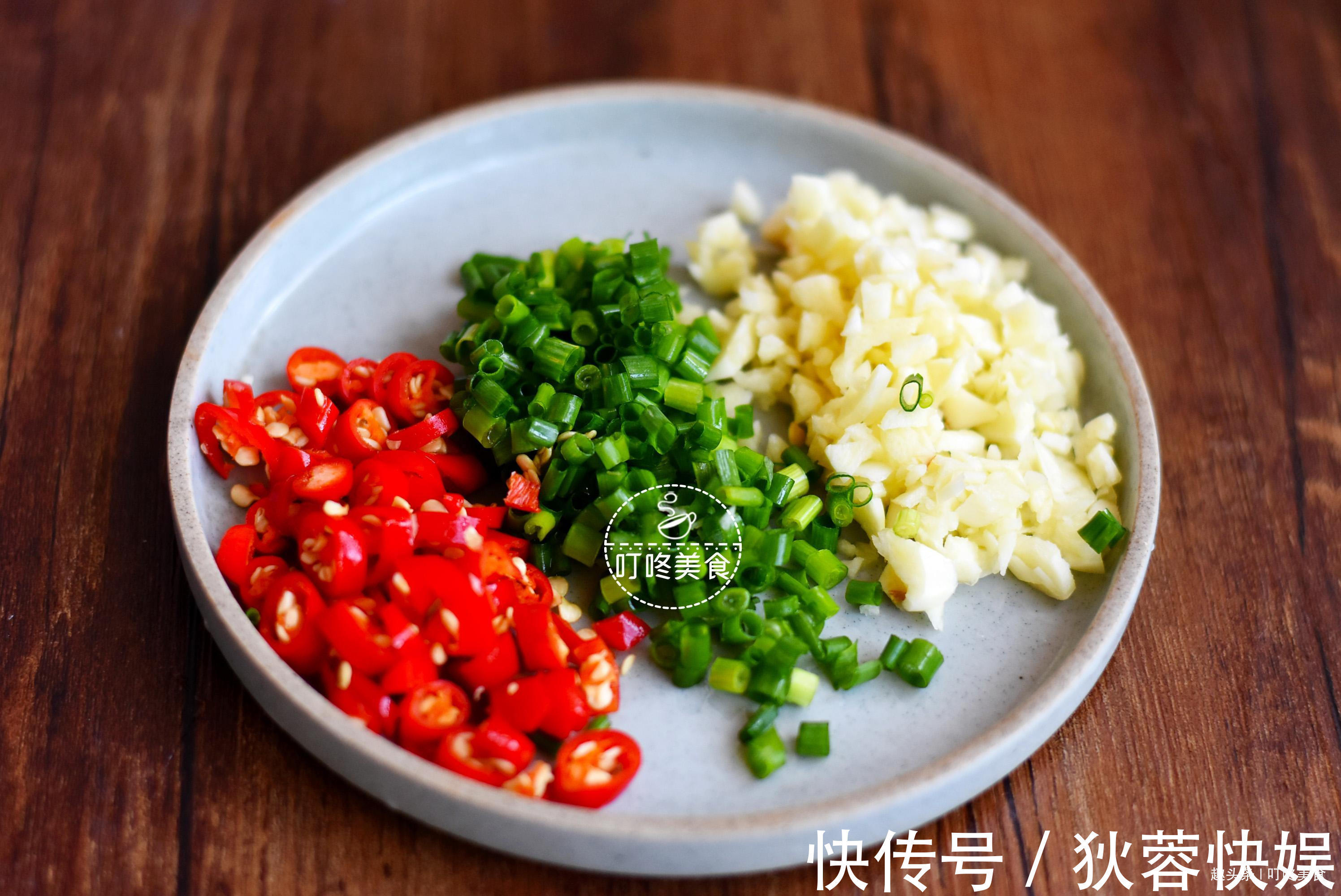 土豆丝别只会炒了,教你简单一焯一拌,清脆爽口,比炒的还好吃