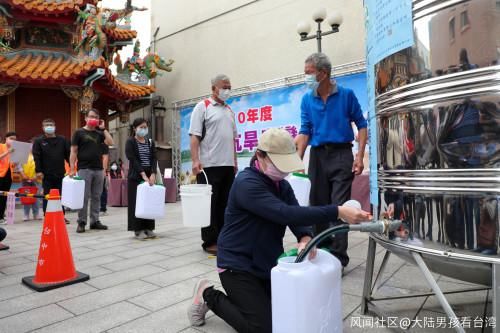 这是现在的日月潭？潭底干枯、寸草不生，土色地面龟裂成块