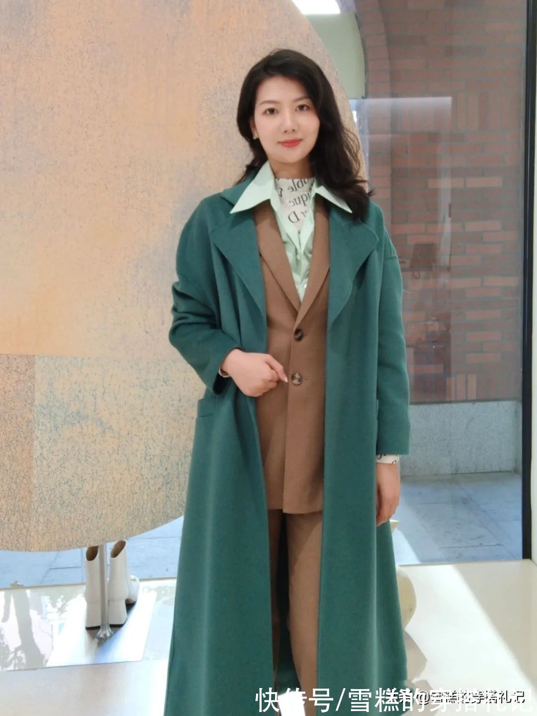 小蛮腰 今年火了一种穿法叫：“大衣+西装”，时尚保暖又高级，太有范了