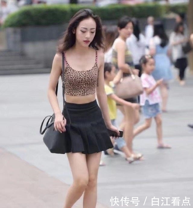 身穿V领紧身连衣裙的小姐姐,丰腴身材完美的诠释了,你心动吗