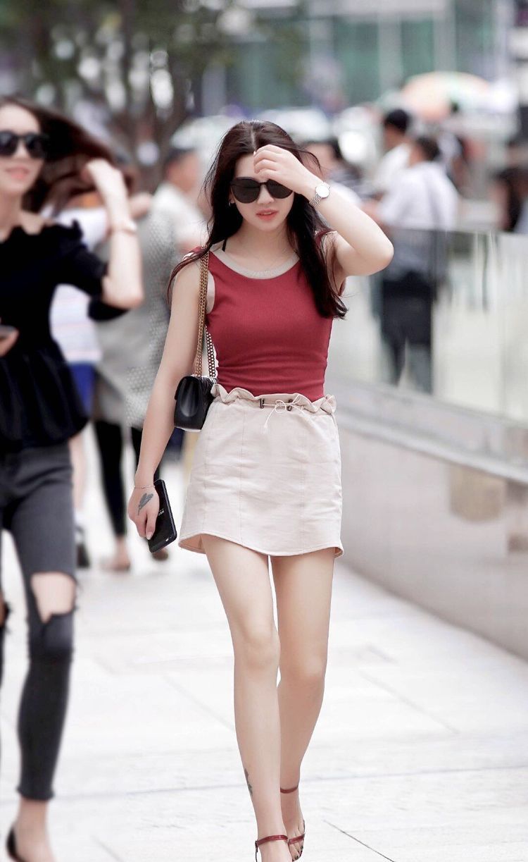 街拍:面带微笑的小美女,身穿个性连衣裙,时尚清新气质美