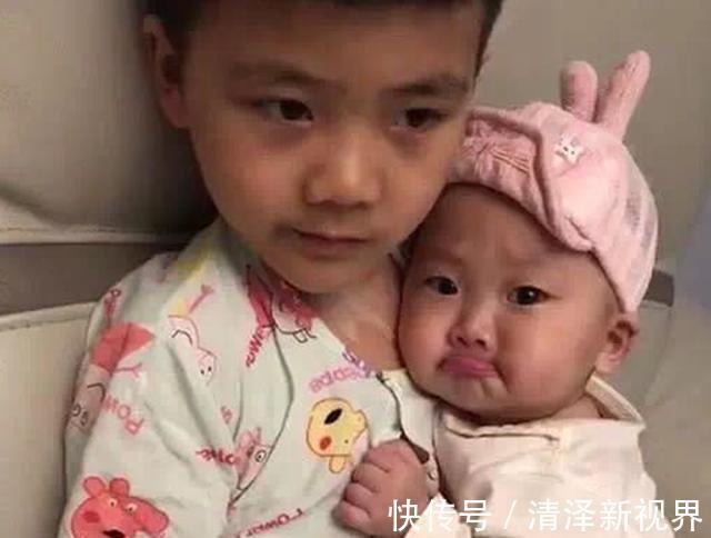 孩子|妹妹被妈妈教训后,一脸委屈地窝在哥哥怀里,兄妹俩看着太有爱了