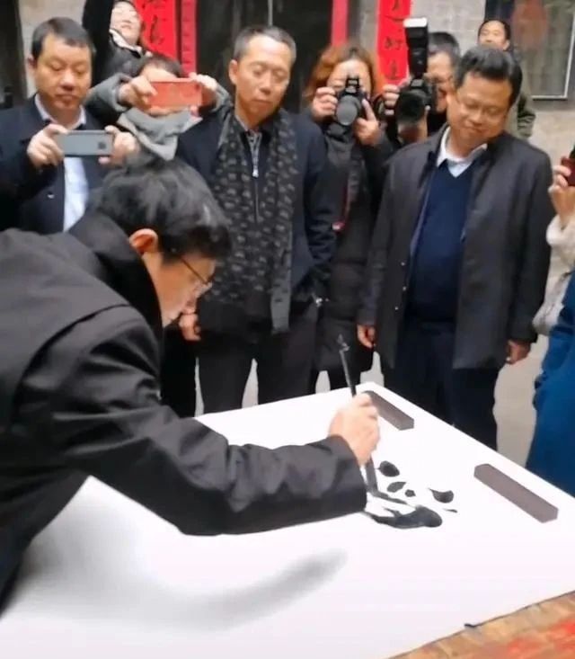 笔笔|“网红校长”郑强秀书法,字迹遒劲有力,端正大气,笔笔精彩