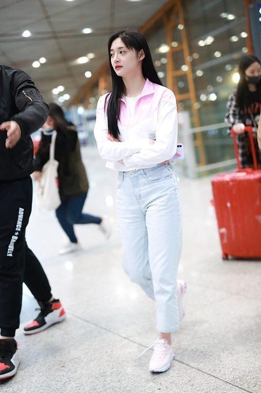 搭配|今秋流行的这“4款”裤子也太时髦了, 显高显瘦, 难怪明星也在穿