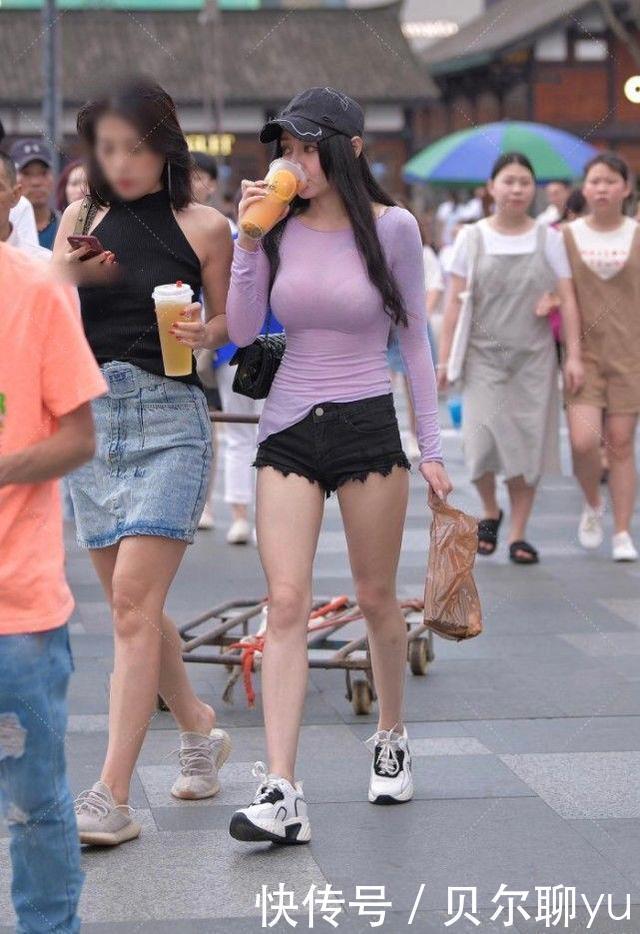 紫色修身上衣搭配黑色牛仔裤,青春可爱,活泼动人