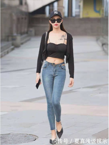 蕾丝 美女脚上穿着一双银色的高跟鞋,让整体的搭配也显得更加的靓丽