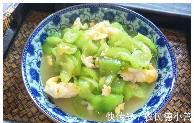 丝瓜|炒丝瓜,别只知道干炒,多加1步,丝瓜嫩绿不发黑