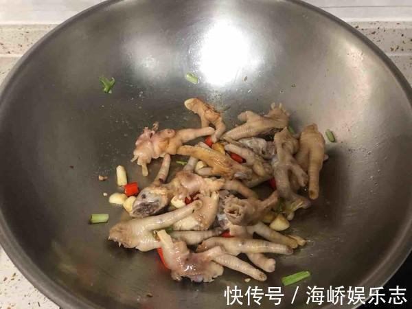 教你在家做红烧鸡爪，掌握好这做法，光闻味就流口水，越吃越上瘾