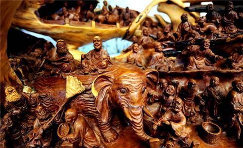 遭拒|他花50万造根雕500罗汉,富豪欲100万买下却遭拒,如今摆仓库起霉