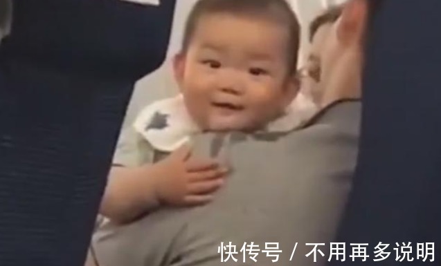 肩膀|“最馋宝宝”高铁上看人吃东西,口水流满爸爸肩膀,网友:小饕餮