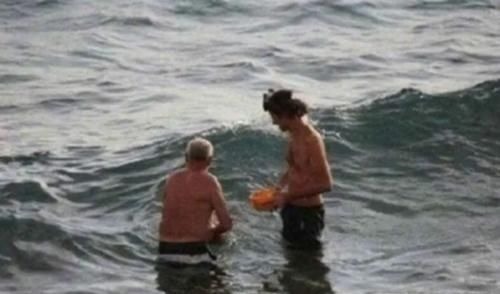 分娩|“最强产妇”火了,3人下海游泳,上岸变4人:游泳顺便把娃生了