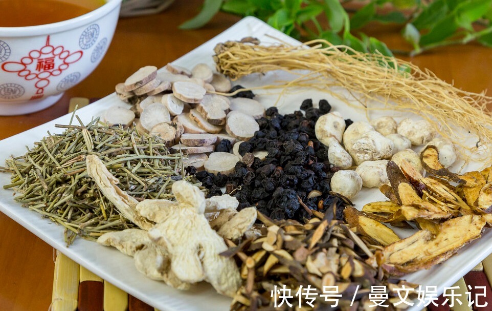 白发|白发脱发别怕,水杯里泡4味中药,养血润发,头发乌黑浓密起来