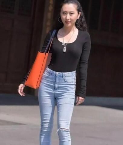 简约|牛仔裤穿搭十分优雅,衬显女性的魅力,展现出时尚又简约的风格