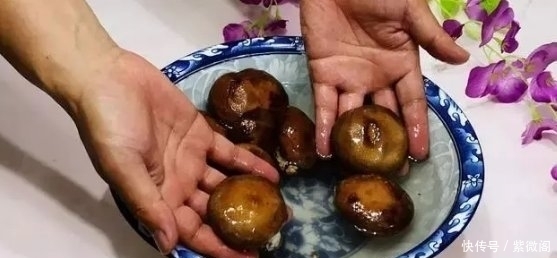 香菇别用清水洗,教你个小妙招,让脏东西小虫子自动跑出来