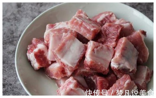 十分正宗的糖醋排骨做法，仅用糖和醋来调味，做出来色泽鲜红入味