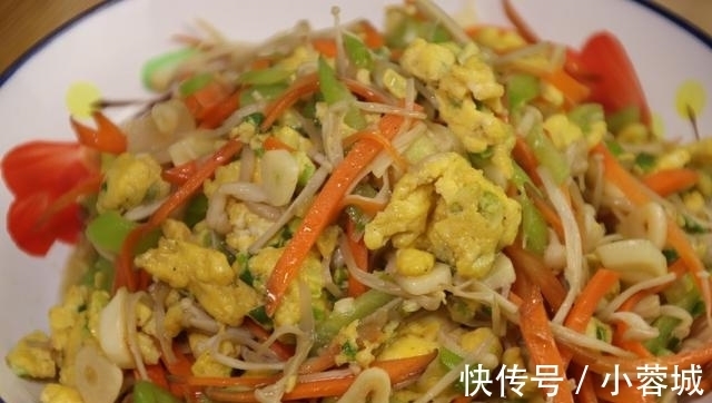金针菇炒鸡蛋|金针菇别再凉拌了，加1个青椒和3个鸡蛋，做法超级简单家常，真香