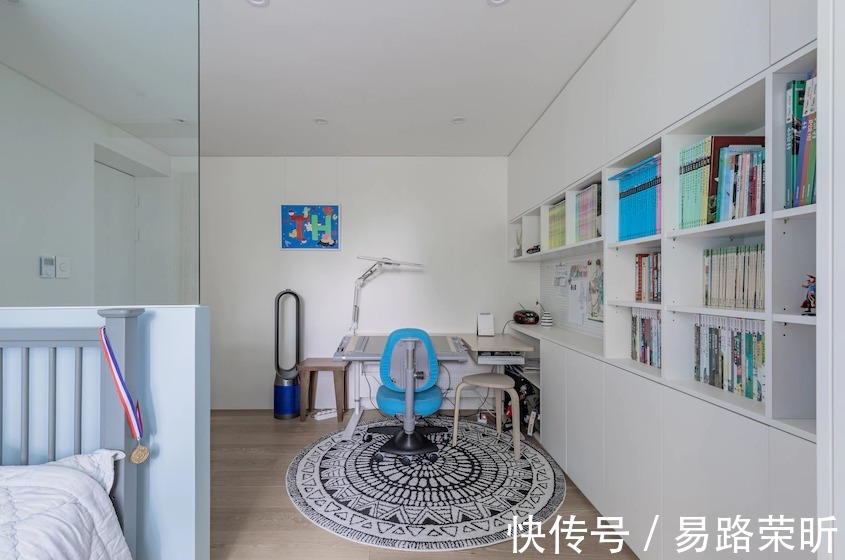 客餐厅|这是一套有30年历史的老公寓了,将空间布局重做调整与规划,打造出三室三厅的格局。