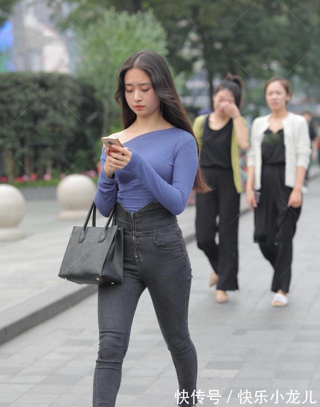 身材比例 牛仔黑色打底裤搭配蓝色上衣,显瘦显高,看起来时尚又可爱