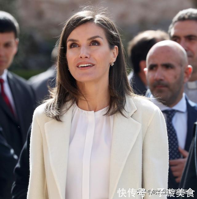 西班牙王后又一次穿出新高度，白大衣搭九分西裤高级，还很显腿长