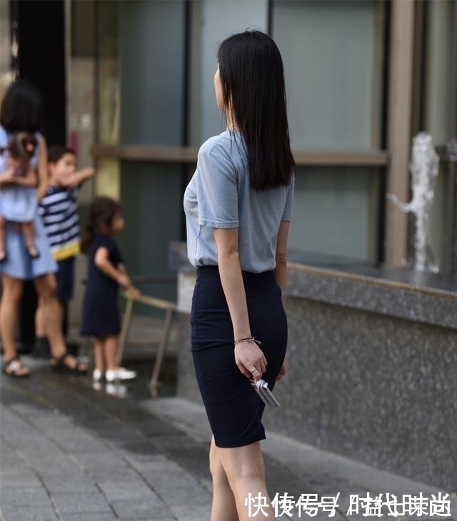 浓郁|连衣裙散发着浓郁的时尚气息,清爽又个性