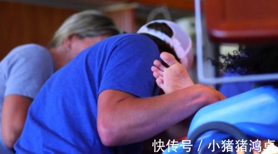 分娩|你不知道的冷知识:孕妈被推入产房后,医生们都在做些什么?