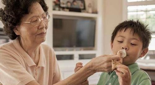 手机|不怕老人玩手机,就怕“网瘾老人”带孩子,3岁孩童查出800度近视