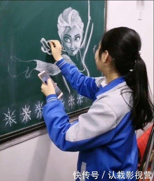 小姐姐|小姐姐黑板上画冰雪女王，惟妙惟肖，下一刻却被男生直接擦掉！