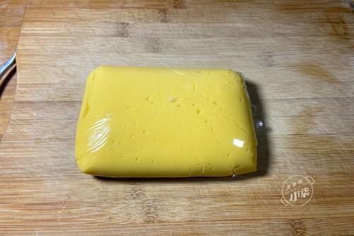 2个红薯,1碗糯米粉,不烤不油炸,简单一做,软糯香甜又多层