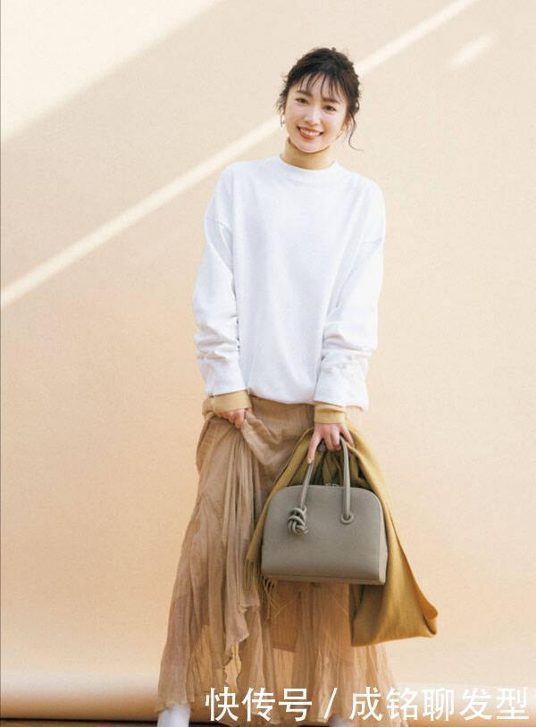 开春别总穿裤装,今年流行“卫衣+半身裙”,时尚优雅又显年轻